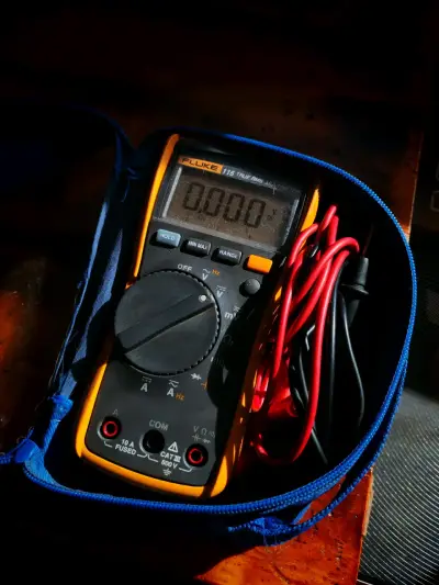 Multímetro digital Fluke 115 - miniatura 1