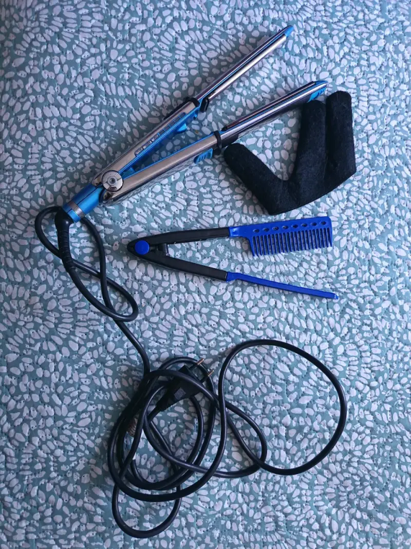 Plancha de pelo azul y negra