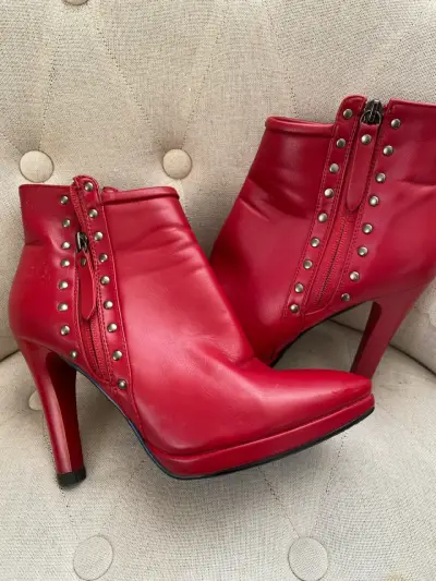 Botines rojos con tachas - miniatura 1