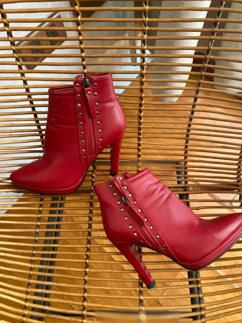 Botines rojos con tachas - 2