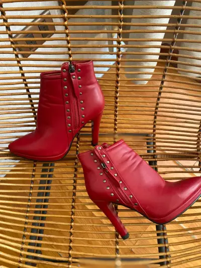 Botines rojos con tachas - miniatura 2