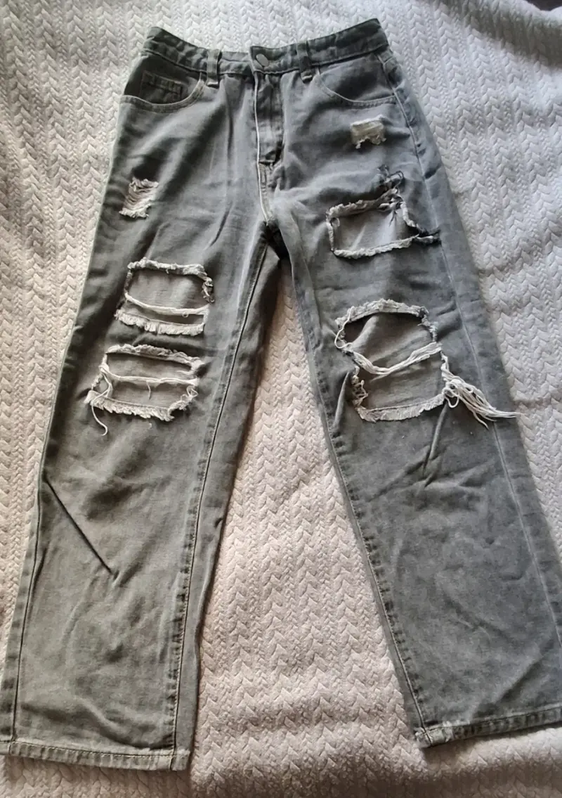 Jeans grises rasgados 16