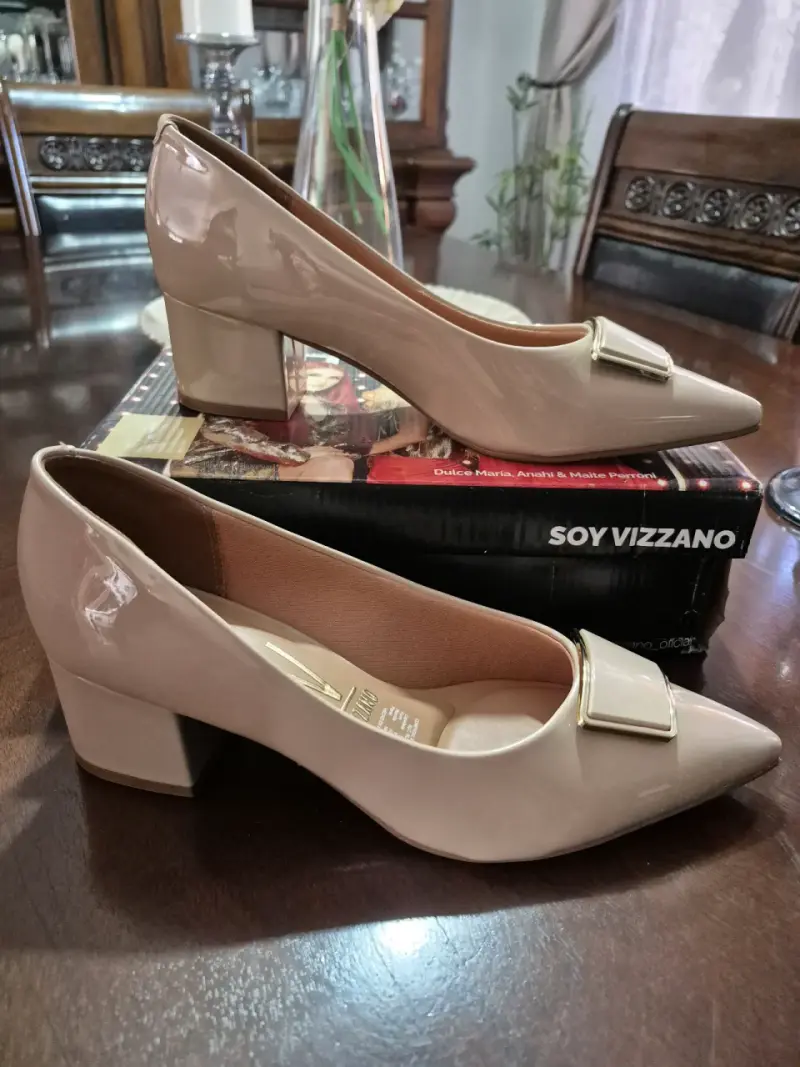 Zapatos de tacón bajo beige marca Vizzano - 1
