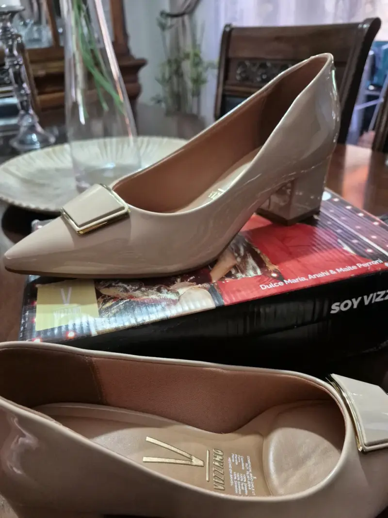 Zapatos de tacón bajo beige marca Vizzano - 2