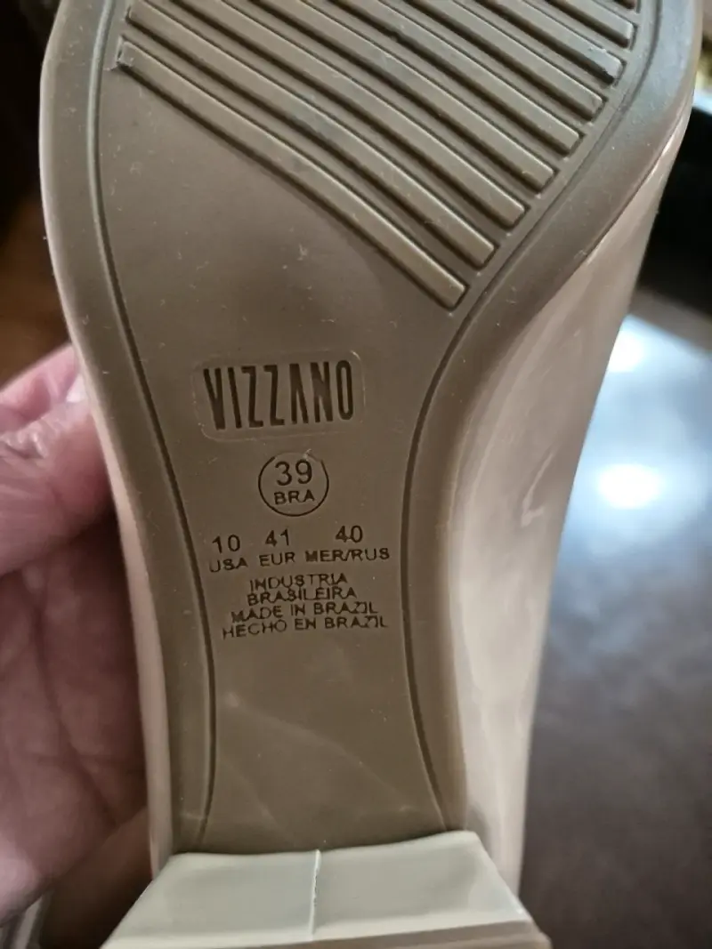 Zapatos de tacón bajo beige marca Vizzano - 3