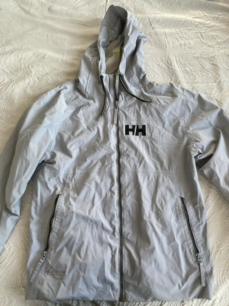 Chaqueta impermeable gris claro