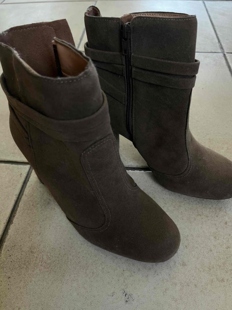 Botines de tacón marrón oscuro
