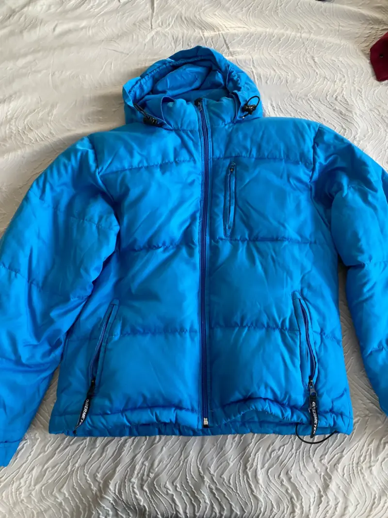 Chaqueta azul acolchada con capucha