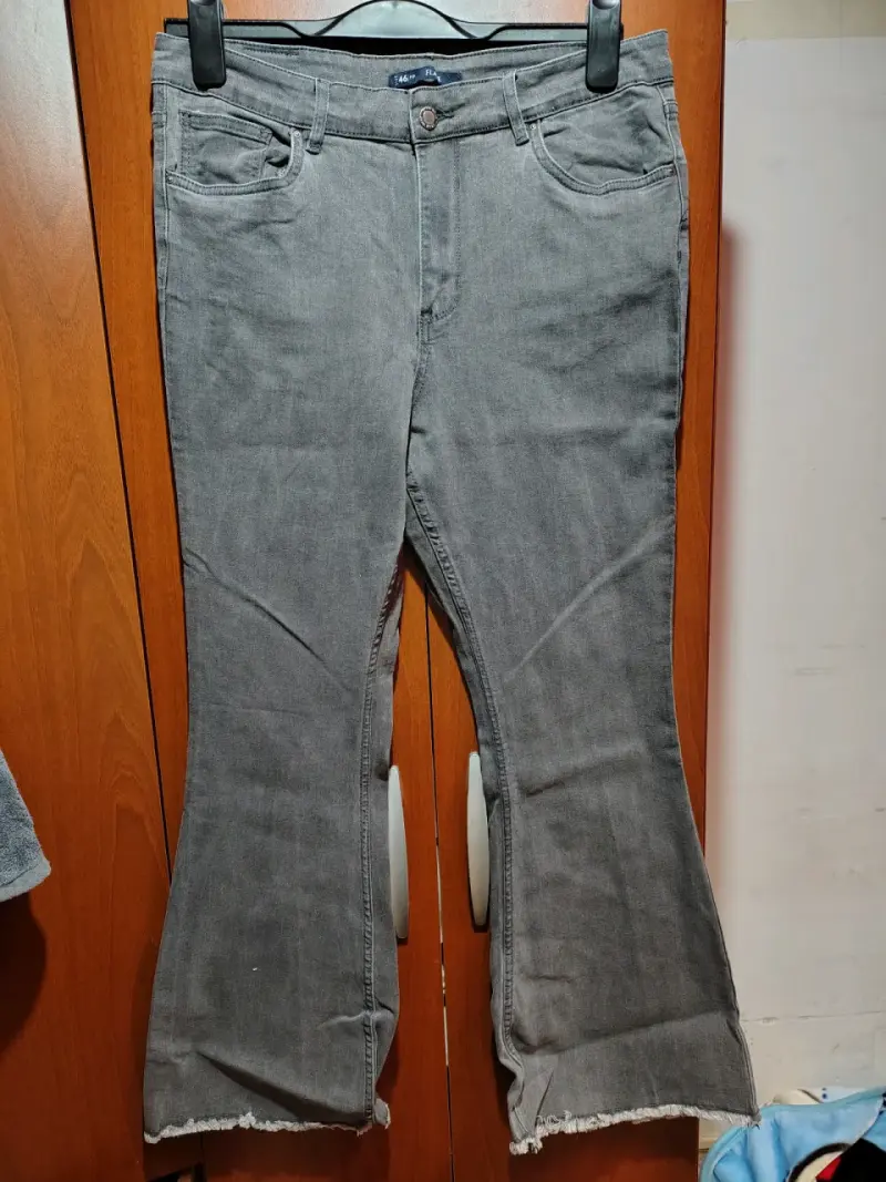 Pantalones de mezclilla grises acampanados - 1