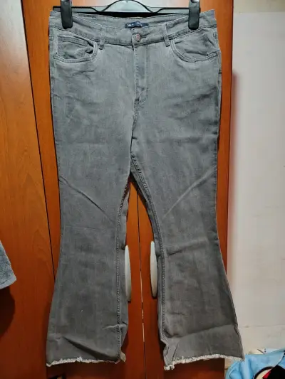 Pantalones de mezclilla grises acampanados - miniatura 1