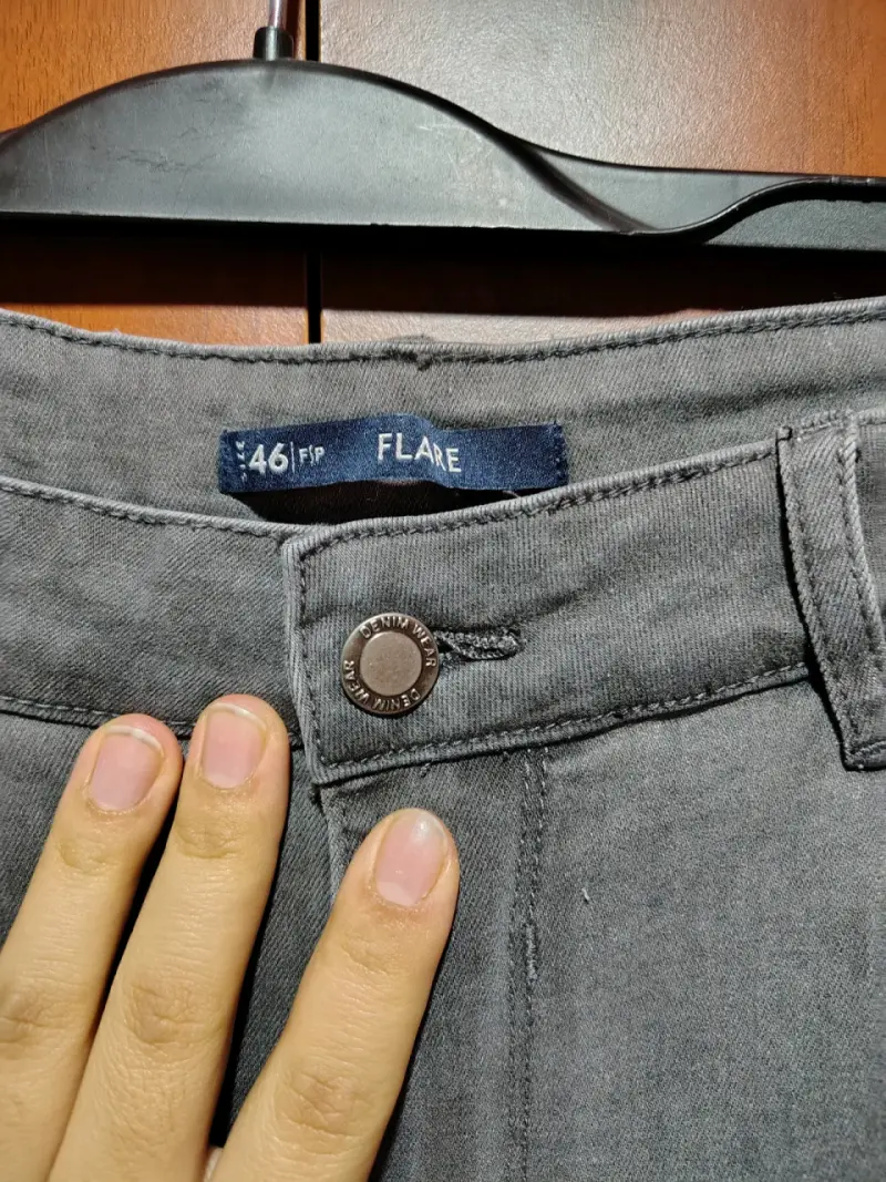 Pantalones de mezclilla grises acampanados - 2