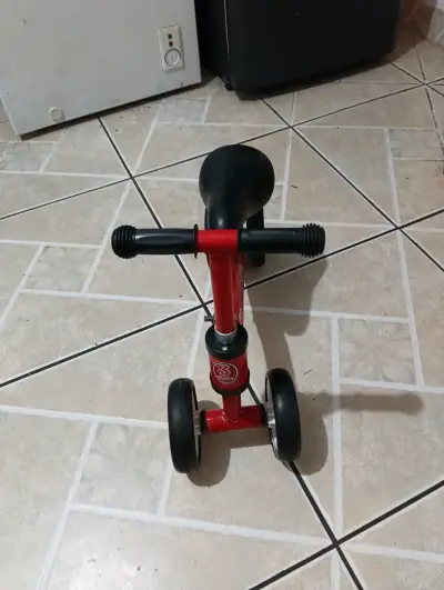 Triciclo de equilibrio rojo - miniatura 1