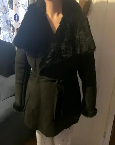 Abrigo negro con cuello de piel - miniatura 1