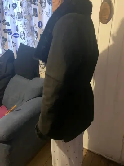 Abrigo negro con cuello de piel - miniatura 2