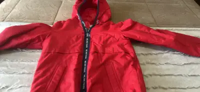 Chaqueta roja con capucha Unisex - miniatura 1