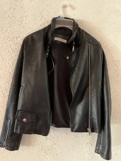 Chaqueta negra cuero estilo moto - miniatura 1