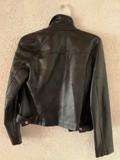 Chaqueta negra cuero estilo moto - miniatura 2