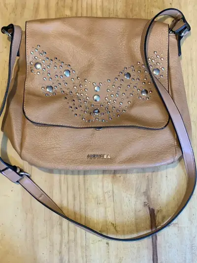 Cartera Amphora beige con tachas - miniatura 1