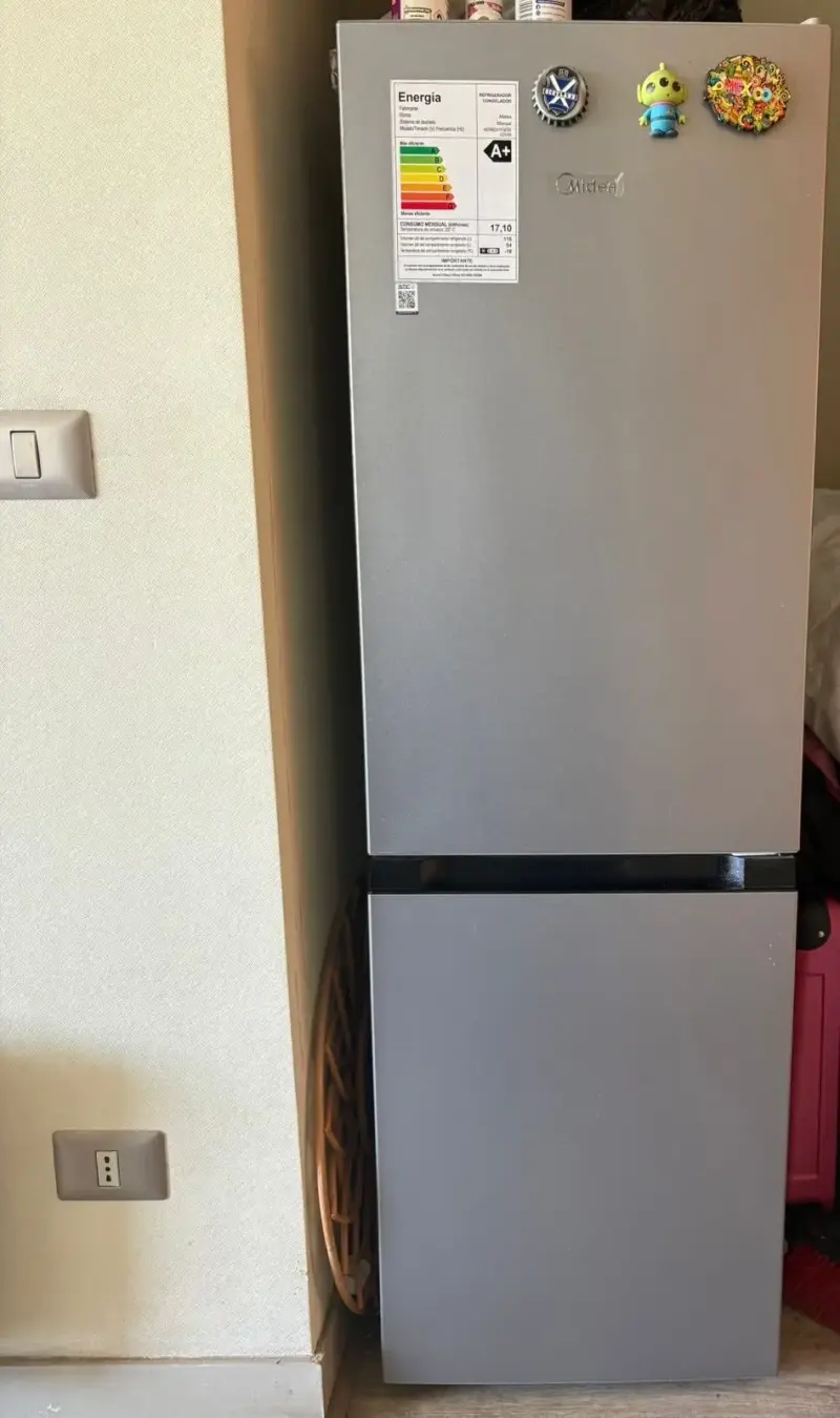 Refrigerador Midea gris con eficiencia energética A+