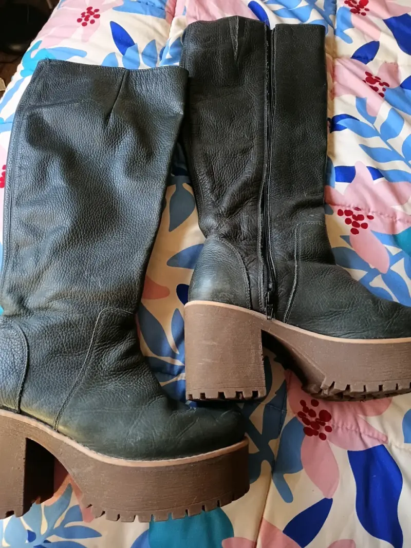 Botas negras de cuero con plataforma - 1