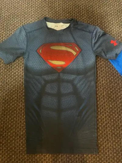 Polera deportiva Superman Under Armour - miniatura 1