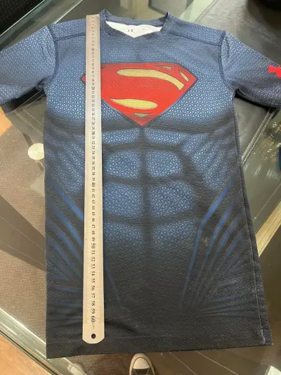 Polera deportiva Superman Under Armour - miniatura 3