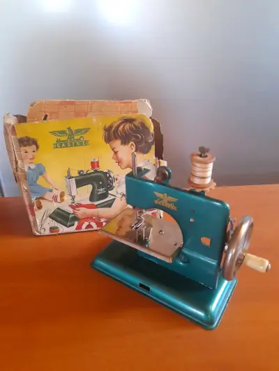 Máquina de coser juguete ALEMANA año 1950 - miniatura 1