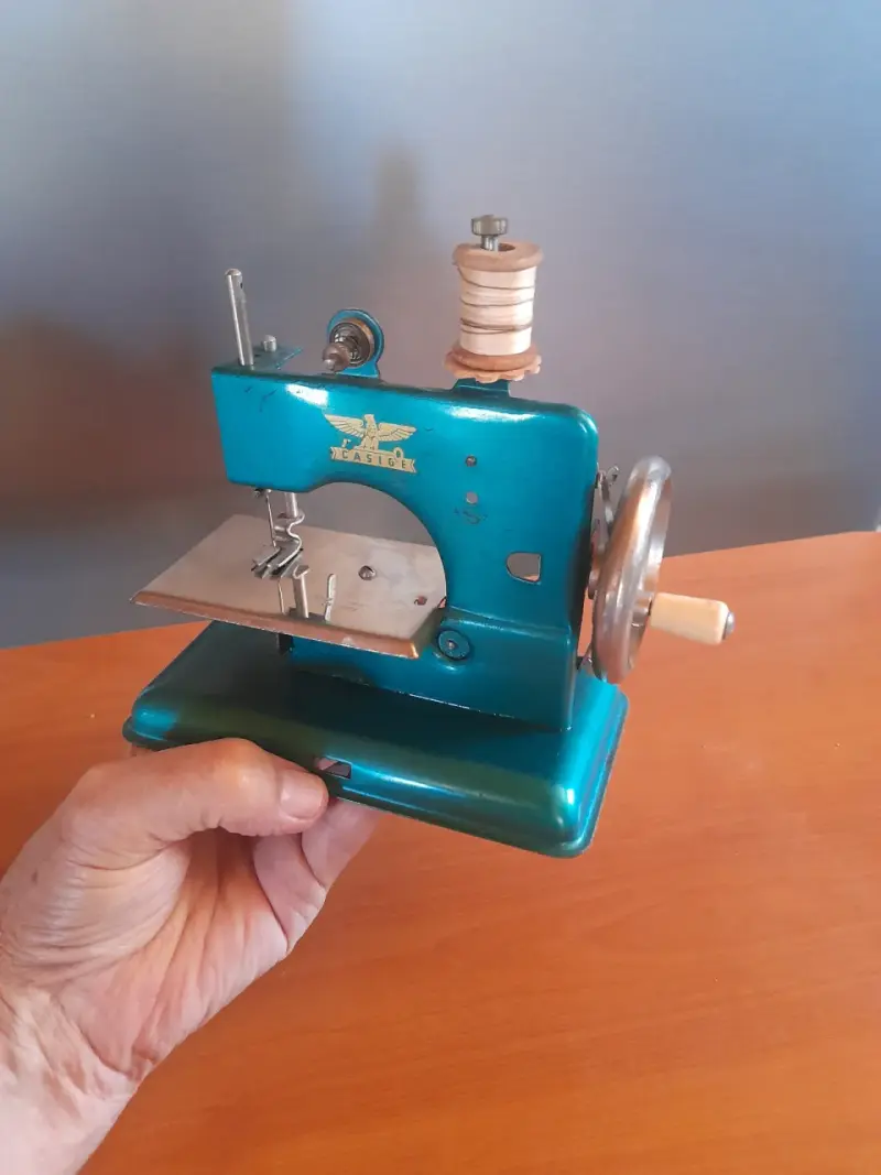 Máquina de coser juguete ALEMANA año 1950 - 2