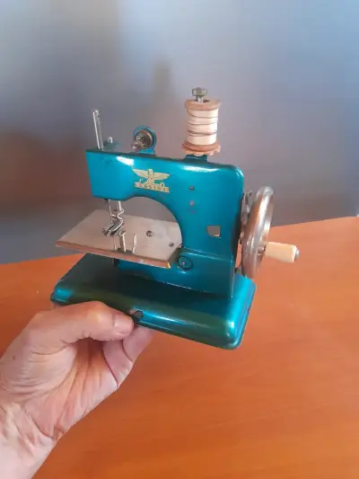 Máquina de coser juguete ALEMANA año 1950 - miniatura 2