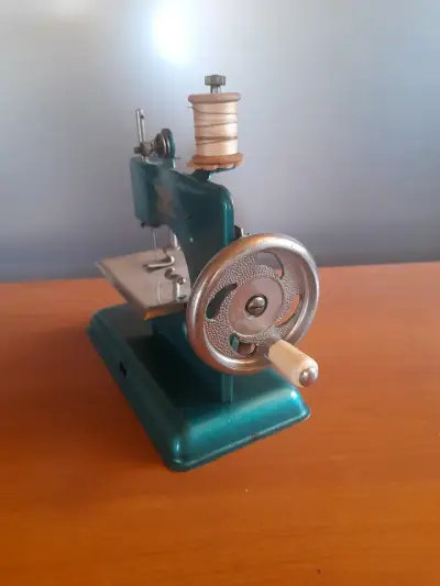 Máquina de coser juguete ALEMANA año 1950 - miniatura 3