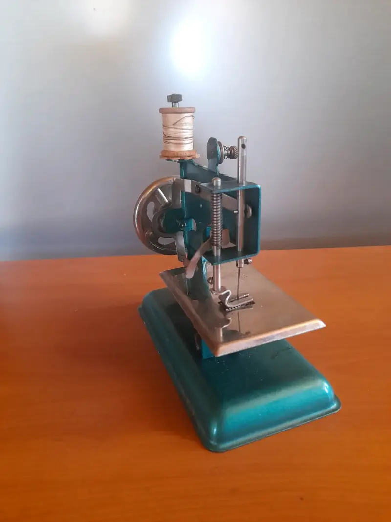 Máquina de coser juguete ALEMANA año 1950 - 4