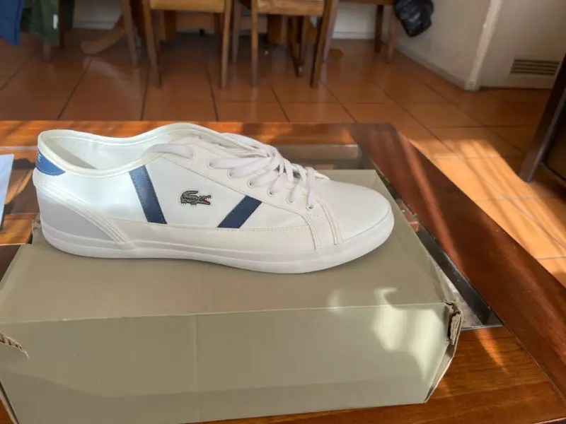 Zapatillas blancas con detalles azules - 1