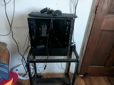 PC gamer con periféricos - miniatura 2