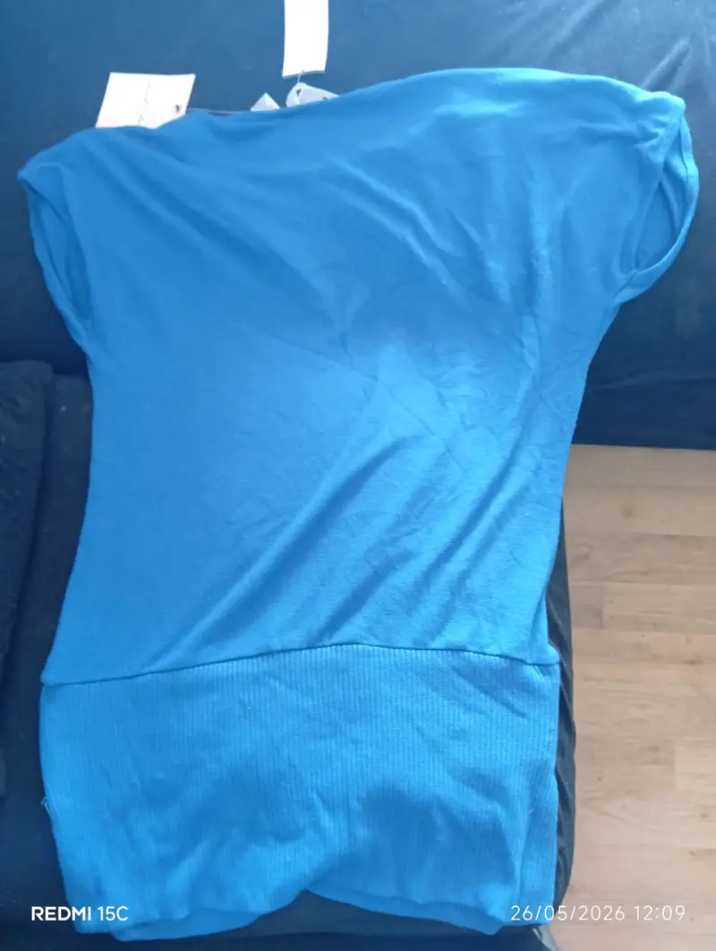 Polera azul piedra con cinturón negro - 2