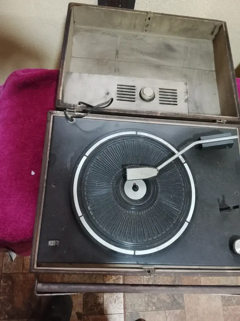 Tocadiscos vintage en caja - 1