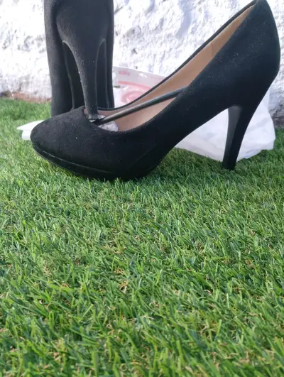 Tacones negros de gamuza - miniatura 2