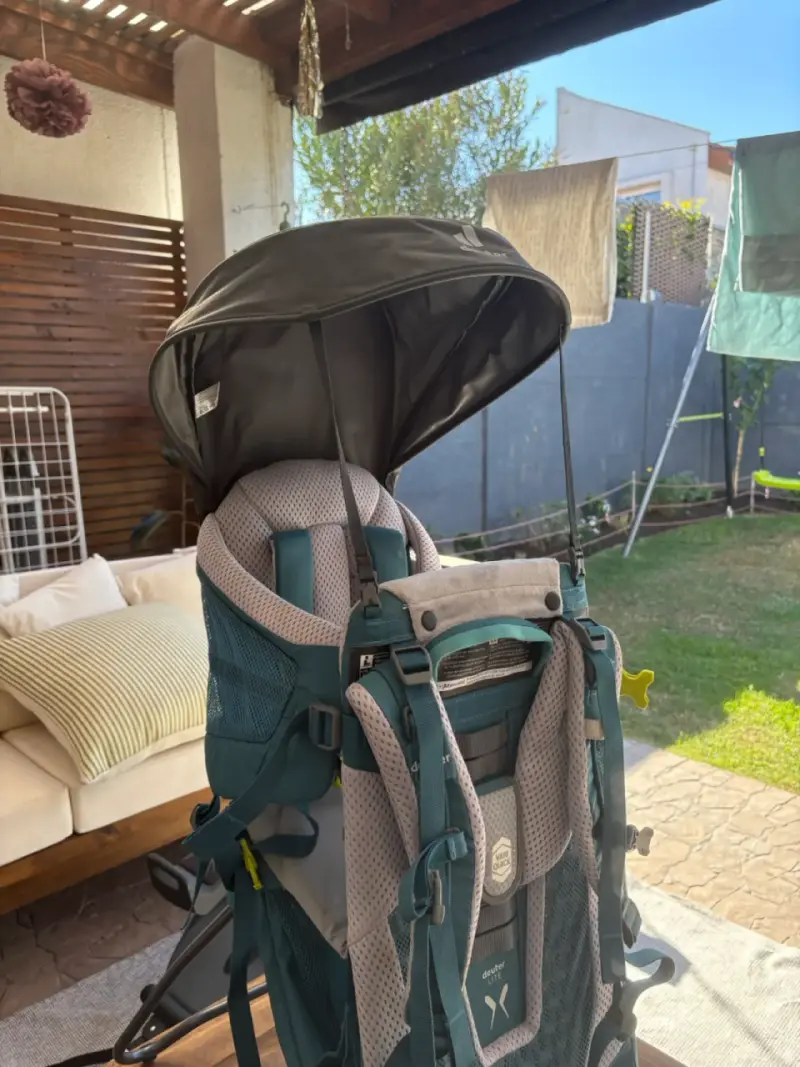 Mochila trekking portabebés verde con capota - 1