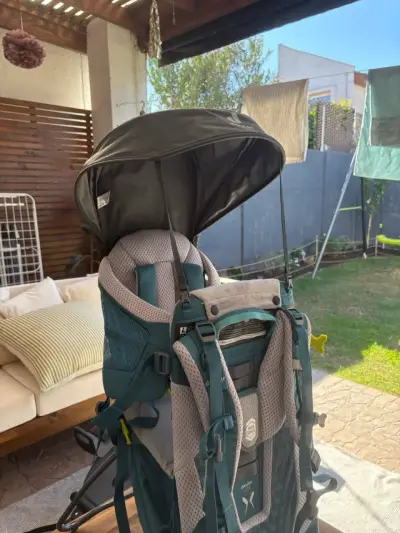 Mochila trekking portabebés verde con capota - miniatura 1