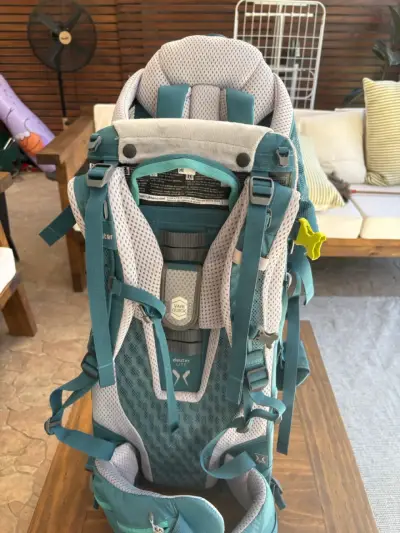 Mochila trekking portabebés verde con capota - miniatura 6