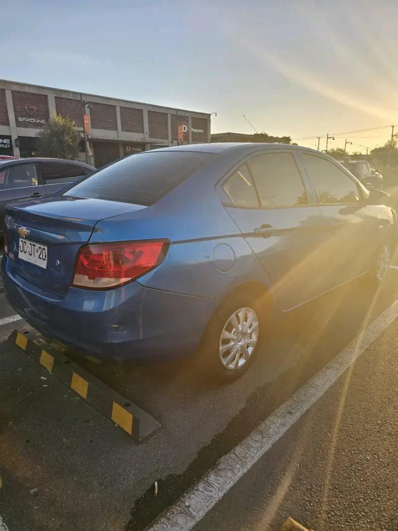 Auto Chevrolet Sail azul 2017 en buen estado - 3