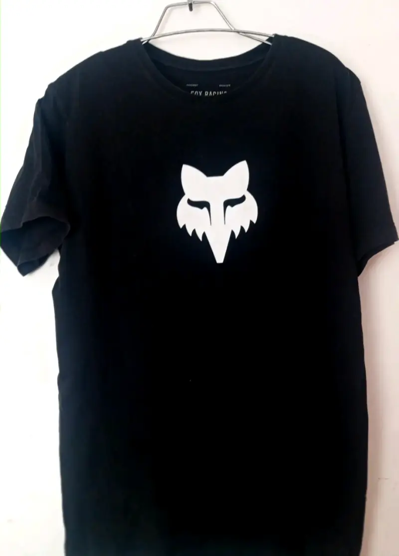 Polera negra con diseño de zorro - 1
