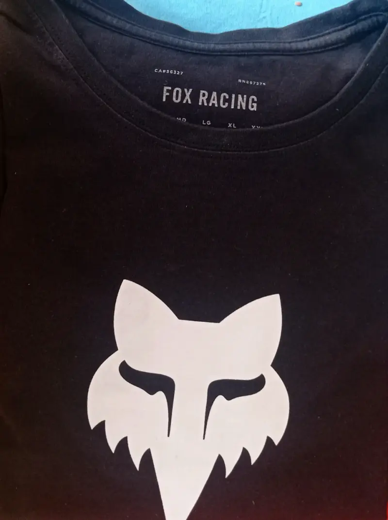 Polera negra con diseño de zorro - 2