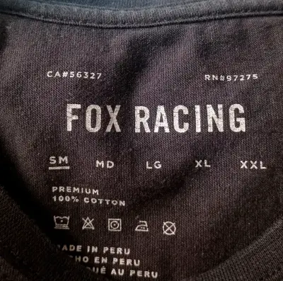 Polera negra con diseño de zorro - miniatura 3