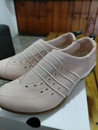 Zapatillas rosadas con diseño perforado - miniatura 1