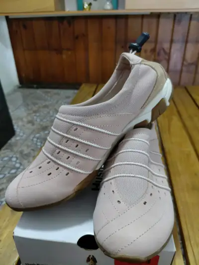 Zapatillas rosadas con diseño perforado - miniatura 2