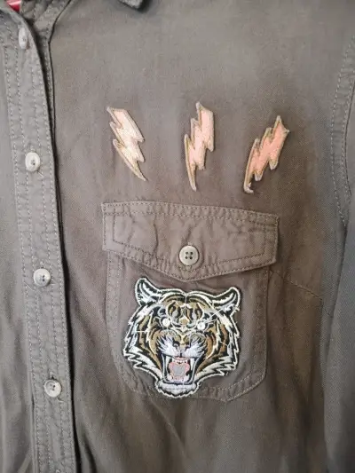 Camisa con bordado de tigre - miniatura 2