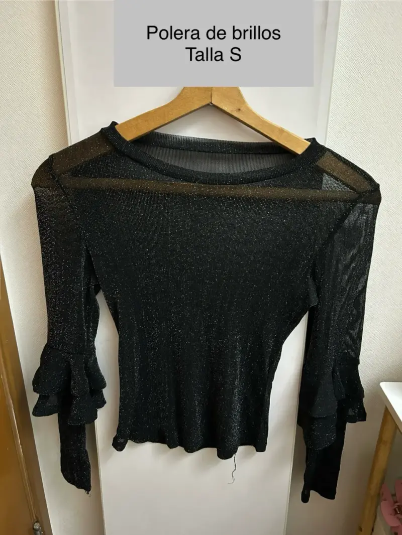 Polera negra brillante