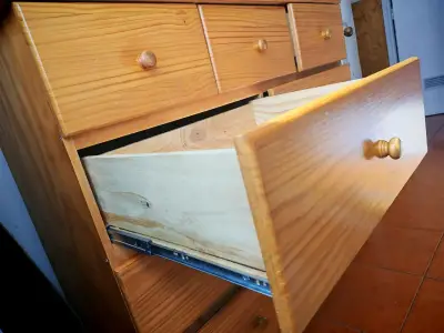 Cómoda de madera pura con cajones - miniatura 2