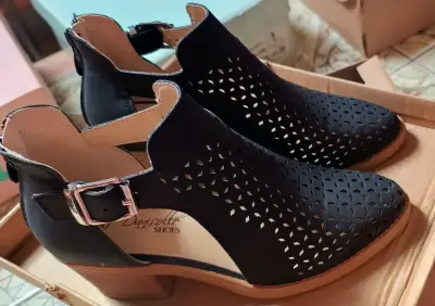 Botines negros con diseño calado - miniatura 1