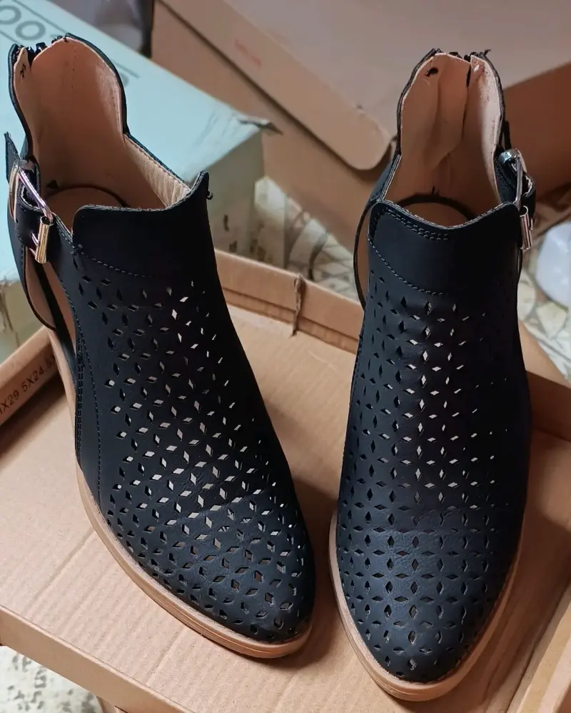 Botines negros con diseño calado - 2